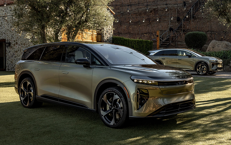 Side views of the Lucid Gravity Grand Touring in Silver/Gray